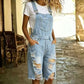 👖 60% DE RÉDUCTION 🌊 Salopette short femme en jean – Bleu clair délavé, détails déchirés & bords effilochés – Coupe décontractée, idéale pour le quotidien urbain ou l’été – look tendance et confortable ✨