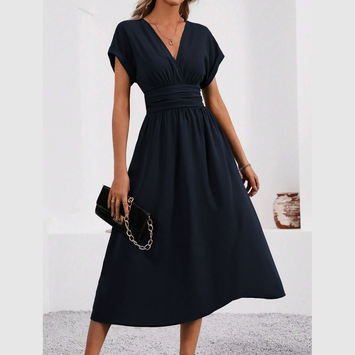 Robe femme à col en V et taille cintrée
