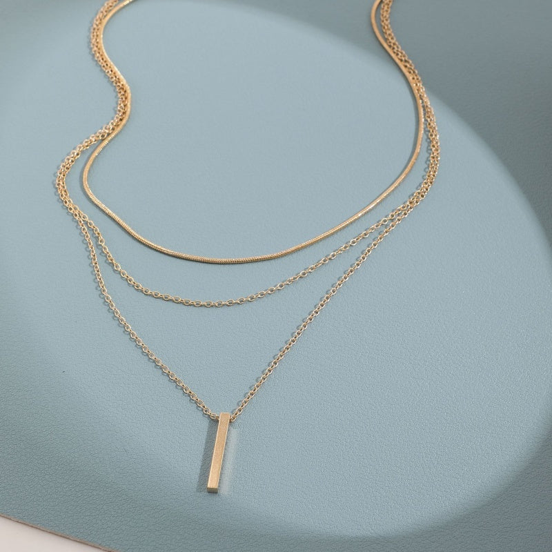 Collier multicouche élégant avec pendentif délicat