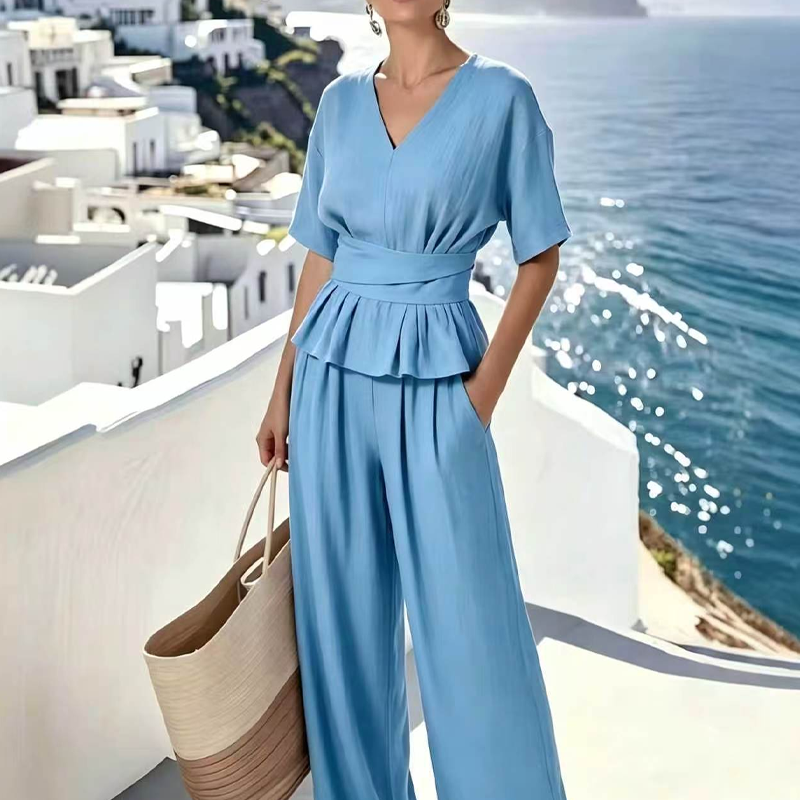 Ensemble femme composé d'un haut à taille croisée et d'un pantalon à jambes larges