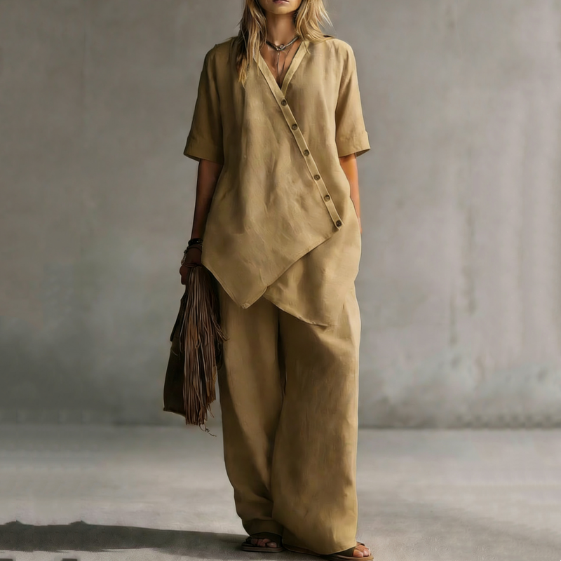 Ensemble femme composé d'un haut asymétrique et d'un pantalon à jambes larges