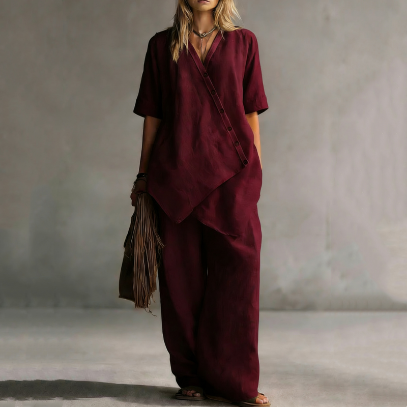 Ensemble femme composé d'un haut asymétrique et d'un pantalon à jambes larges