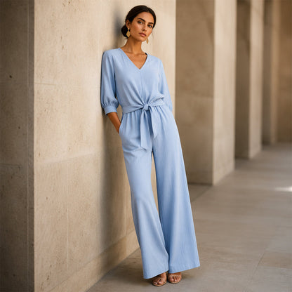 Ensemble composé d'un haut pour femme à encolure en V et cordon à nouer sur le devant, ainsi que d'un pantalon à jambes larges