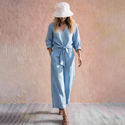 Ensemble composé d'un haut pour femme à encolure en V et cordon à nouer sur le devant, ainsi que d'un pantalon à jambes larges