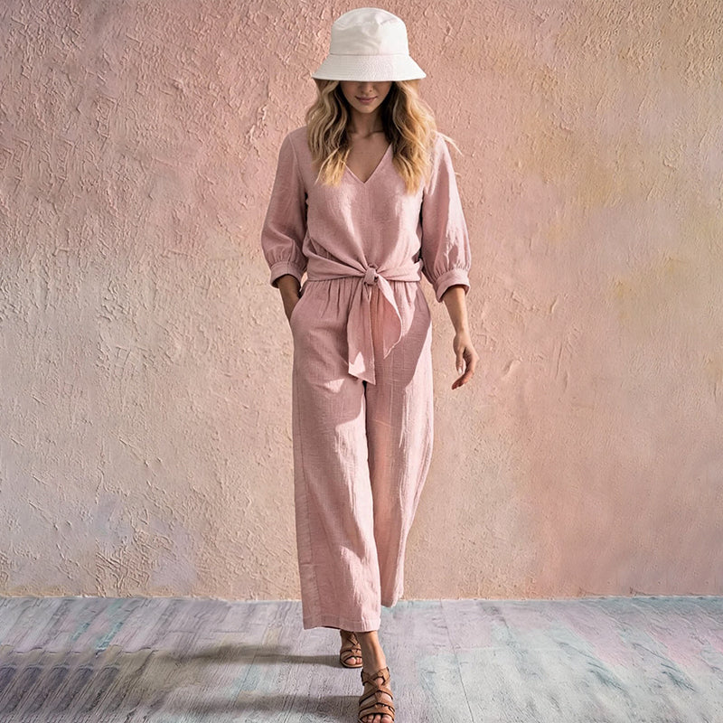 Ensemble composé d'un haut pour femme à encolure en V et cordon à nouer sur le devant, ainsi que d'un pantalon à jambes larges