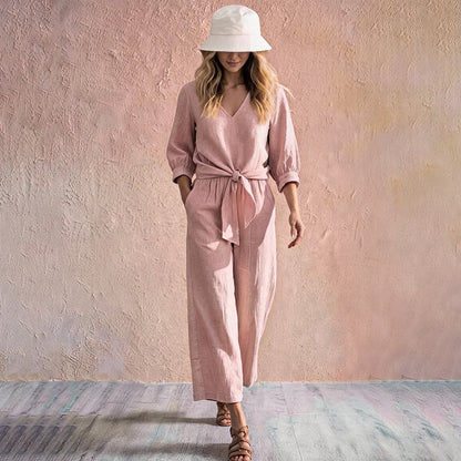 Ensemble composé d'un haut pour femme à encolure en V et cordon à nouer sur le devant, ainsi que d'un pantalon à jambes larges