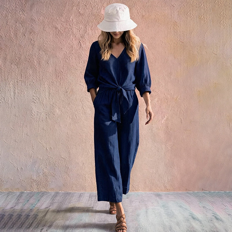 Ensemble composé d'un haut pour femme à encolure en V et cordon à nouer sur le devant, ainsi que d'un pantalon à jambes larges