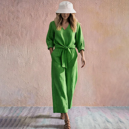 Ensemble composé d'un haut pour femme à encolure en V et cordon à nouer sur le devant, ainsi que d'un pantalon à jambes larges