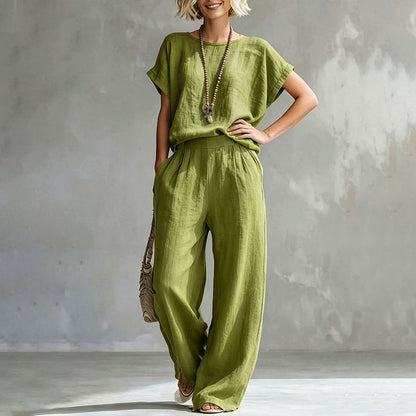 Ensemble femme composé d'un haut à manches courtes et d'un pantalon à jambes larges