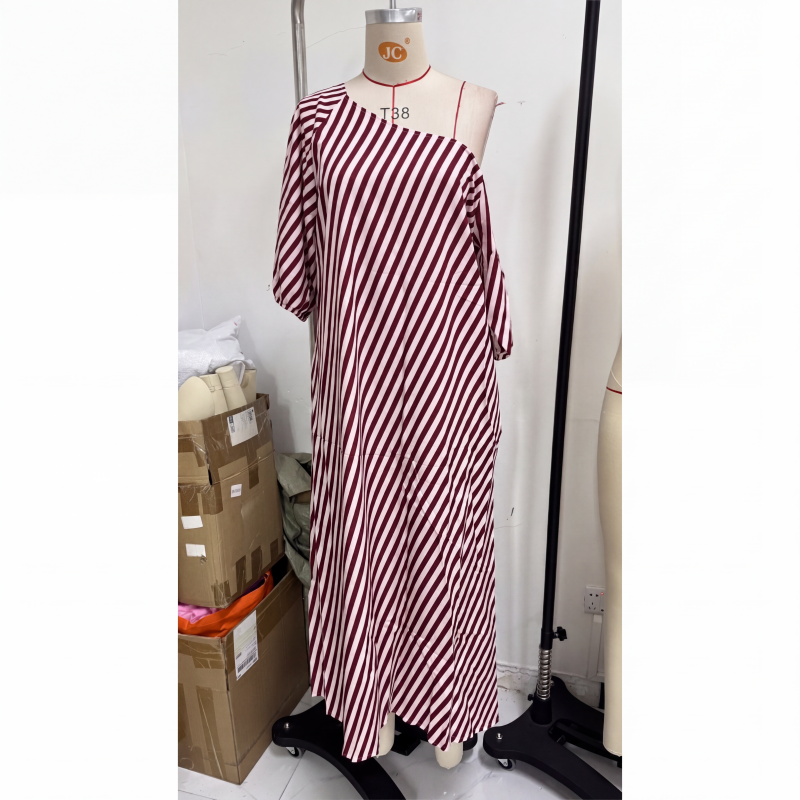 Robe longue rayée à une épaule pour femme
