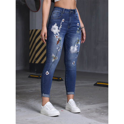 ✨ Ce jeans skinny pour femme, extensible et orné de broderies florales, mise sur une allure facile à porter 👖