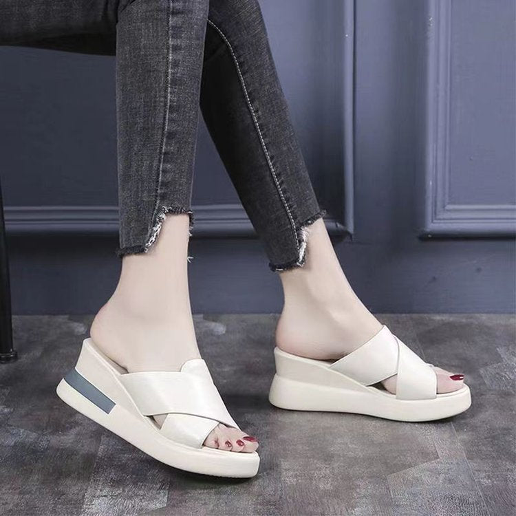 Sandales modernes à bout ouvert avec un talon moyen de 7 cm.