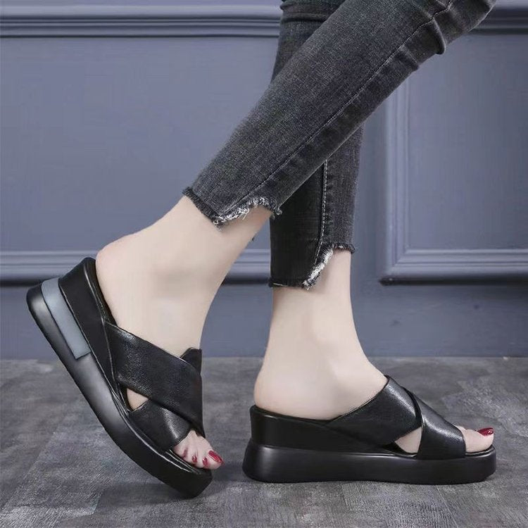 Sandales modernes à bout ouvert avec un talon moyen de 7 cm.