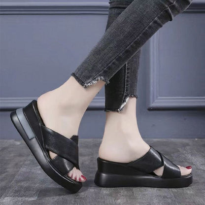 Sandales modernes à bout ouvert avec un talon moyen de 7 cm.