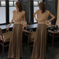 Ensemble deux pièces chic à la française composé d'un haut et d'un pantalon à col en V